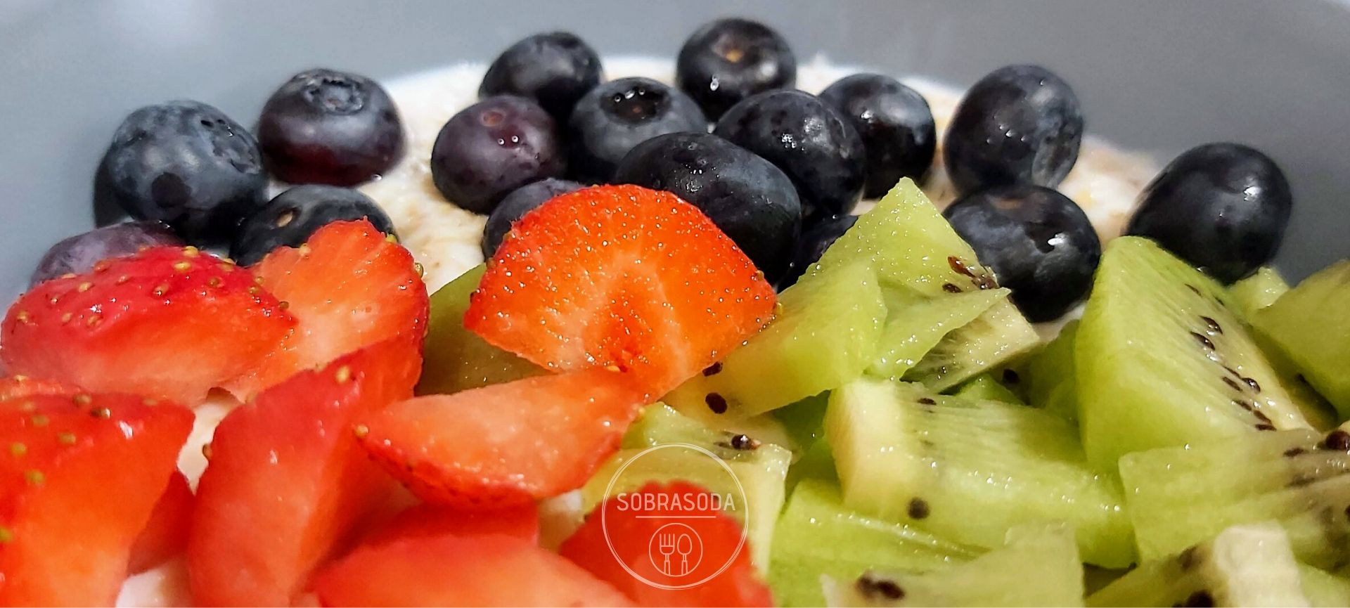 Sobrasoda - Porridge con kiwi, arándonos y fresas